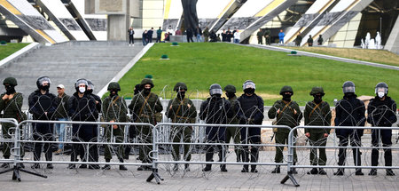 Mit Stacheldraht und Polizei wird das Wahlergebnis verteidigt (M...