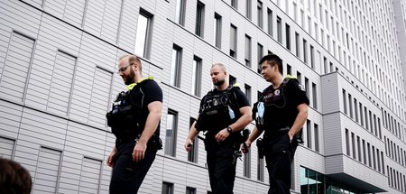 Beamte der Berliner Polizei am Montag vor einem Gebäude der Char...