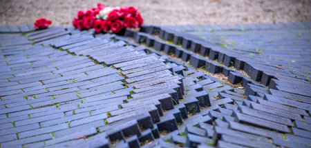 Blumengesteck auf dem Gelände der Mahn- und Gedenkstätte am ehem...