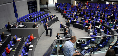 Vielen wird es hier offenbar zu eng: Plenum im Bundestag (Berlin...