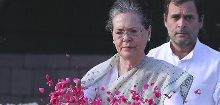Sonia Gandhi streut Blütenblätter neben ihrem Sohn bei einer Ehr