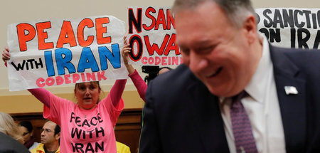 »Frieden mit Iran«: Protest gegen die von Michael Pompeo vertret... »Frieden mit Iran«: Protest gegen die von Michael Pompeo vertret...