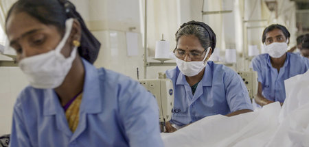 Näherinnen in einer Textilfabrik in Indien: »Re: Wissen, was man... Näherinnen in einer Textilfabrik in Indien: »Re: Wissen, was man...