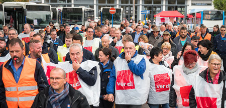 Kampferprobt für neue Runde: Streikende Busfahrer 2019 in Saarbr...