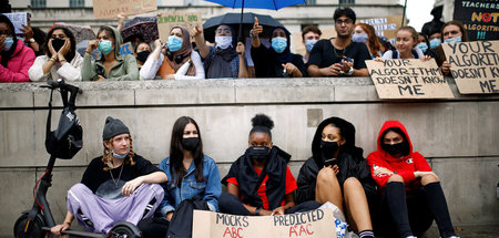 Abiturienten protestieren vor dem Regierungssitz in London gegen...