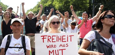 Teilnehmer der Demonstration am 1. August auf der Straße des 17.... Teilnehmer der Demonstration am 1. August auf der Straße des 17....