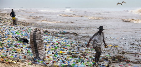 Illegal entsorgt? Plastikmüllsammler am Strand nahe der ghanaisc... Illegal entsorgt? Plastikmüllsammler am Strand nahe der ghanaisc...