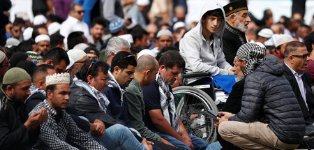Gemeinsames Freitagsgebet vor einer der attackierten Moscheen in... Gemeinsames Freitagsgebet vor einer der attackierten Moscheen in...