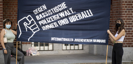 Protest nach einem brutalen Polizeieinsatz, bei dem acht Beamte ... Protest nach einem brutalen Polizeieinsatz, bei dem acht Beamte ...