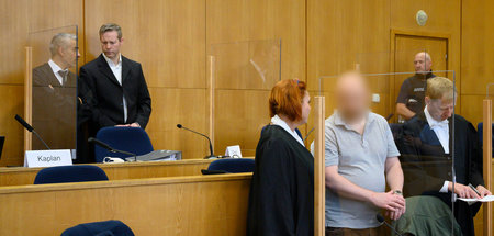 Der Hauptangeklagte Stephan Ernst (2. v. l.) bespricht sich mit ... Der Hauptangeklagte Stephan Ernst (2. v. l.) bespricht sich mit ...