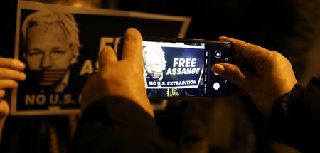Eine Auslieferung von Assange an die USA muss in jedem Fall verh...