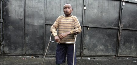 Ein körperlich beeinträchtigter Junge in einem Kinderheim in Gom...