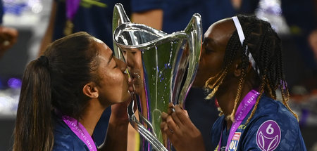 Spielerinnen von Olympique Lyon küssen den gewonnenen Pokal (San...