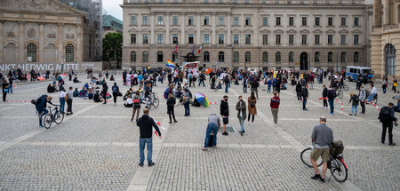 Mit Abstand und Maskenpflicht: Teilnehmende der Kundgebung gegen...