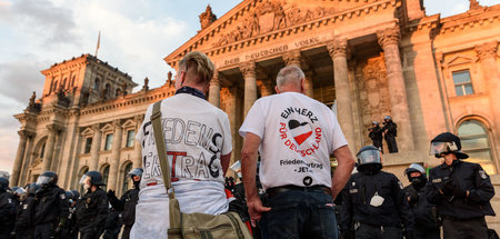 Teilnehmende der »Reichsbürger«-Kundgebung am Sonnabend auf der ...