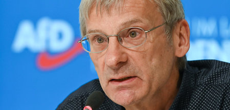 Hans-Christoph Berndt bei einer Pressekonferenz in Potsdam (18.8