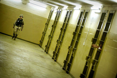 Am Ende der Befehlskette: US-Soldat vor Zellen im Gefängnis Abu ...
