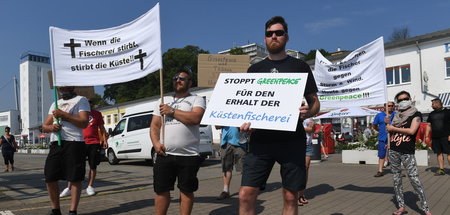 Küstenfischer demonstrieren in Sassnitz zusammen mit ihren Famil... Küstenfischer demonstrieren in Sassnitz zusammen mit ihren Famil...
