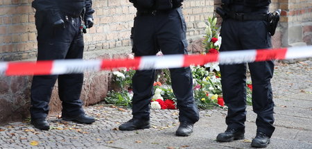 Polizeikräfte sichern den Bereich der Synagoge, wo der rechtster... Polizeikräfte sichern den Bereich der Synagoge, wo der rechtster...