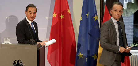 Chinas Außenminister Wang Yi (links) mit seinem deutschen Amtsko...