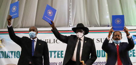 Südsudans Präsident Salva Kiir (M.) mit Sudans Führung Abdel Fat...