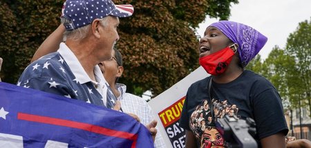 Trump-Anhänger und Protestierende gegen rassistische Polizeigewa...