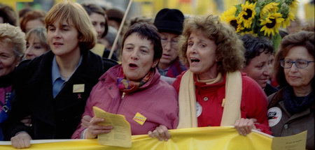 Gisèle Halimi (2. v. r.) bei einer Demonstration für Frauenrecht...
