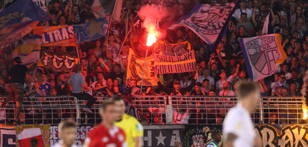 Nicht ganz der Glanz alter Tage: Pyrotechnik im Block von FC Car...