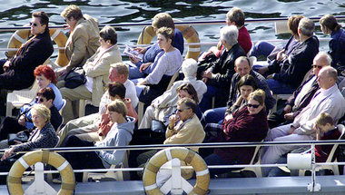 Ziemlich befremdet wirkende Leute in einem Boot – ist das nicht ...