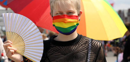 Teilnehmende der Kundgebung zum »Christopher Street Day« in Rost...