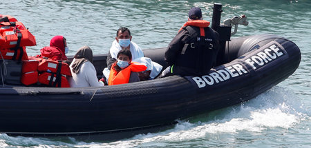 Flüchtlinge werden von der »Border Patrol« in den Hafen von Dove...