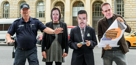 Protest der Initiative Hermannplatz mit Masken von Benko (M.) Mü...