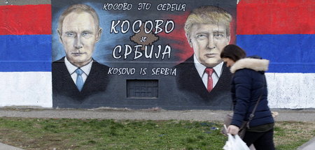 »Kosovo ist Serbien« auf Serbisch, Russisch und Englisch auf ein... »Kosovo ist Serbien« auf Serbisch, Russisch und Englisch auf ein...