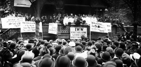 Joe Ettor von den IWW spricht zu einer Versammlung streikender F...