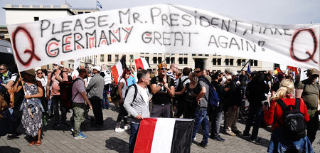 Schwarz-weiß-roter Antrag an Donald Trump: Szene bei der Demo ge...