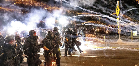 Hochgerüstet Protestierende auseinandertreiben: 100. Nacht der A...