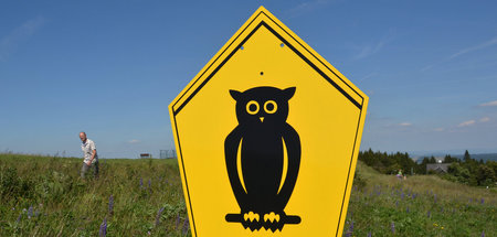 Ein Schild weist auf der Wasserkuppe auf das Biosphärenreservat ...