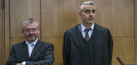 Frank Hannig (links) und Mustafa Kaplan im Gerichtssaal (Frankfu...