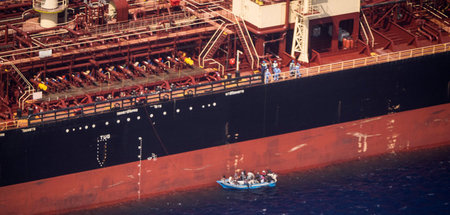 Mehrere Geflüchtete in einem Schlauchboot, bevor sie vor der mal...