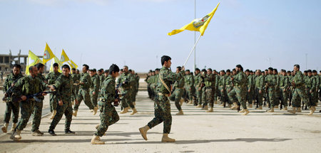 Kämpfer der Syrischen Demokratischen Kräfte bei einer Zeremonie ...