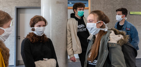 Auflagenalltag: Schülerinnen und Schüler tragen Mundschutz vor K...