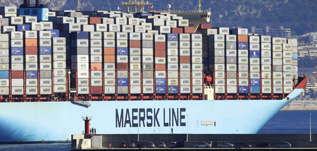 Containerschiff der Reederei Maersk auf dem Weg durch die Meeren...
