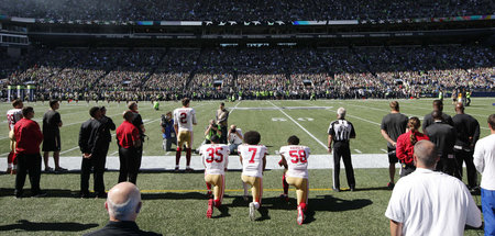 Eric Reid, Colin Kaepernick und Eli Herold (v. l. n. r.) knien a...