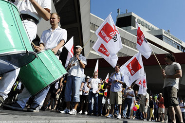 Viele Teilnehmer am Lufthansa-Streik, hier in Berlin-Schönefeld ... Viele Teilnehmer am Lufthansa-Streik, hier in Berlin-Schönefeld ...