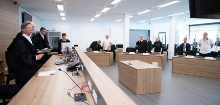 Der Vorsitzende Richter Hans Schlüter-Staats (l.) zu Beginn der ... Der Vorsitzende Richter Hans Schlüter-Staats (l.) zu Beginn der ...