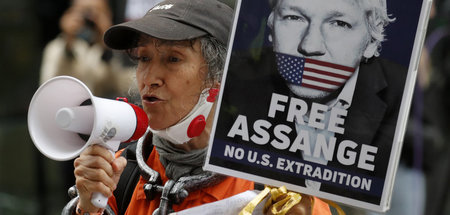 Drinnen ausgeschlossen, draußen präsent: Assange-Unterstützerin ...
