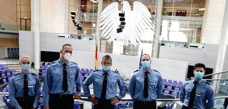 Die Polizisten von der Reichstagstreppe am Mittwoch im Bundestag Die Polizisten von der Reichstagstreppe am Mittwoch im Bundestag