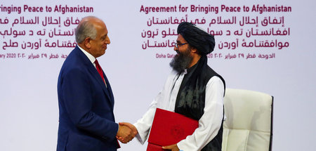 Abdul Ghana Baradar, Vorsitzender der Taliban-Delegation (r.), u