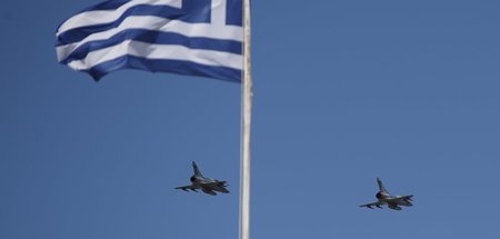 Die Manöver dauern weiter an: Kampfjets über der Insel Tinos in ...