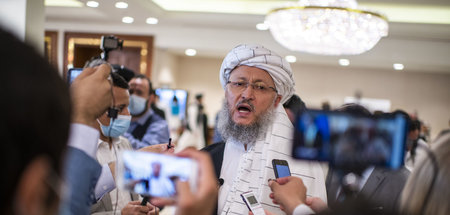 Abdul Salam Hanafi, Mitglied der Delegation der Taliban, am Sonn...